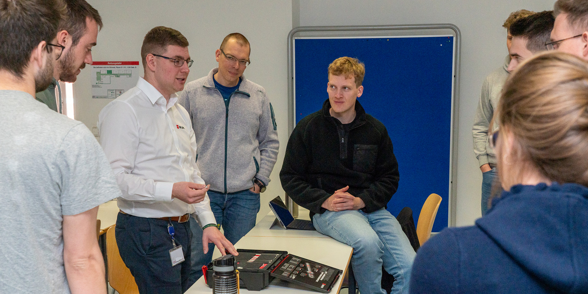 Würth-Vertreter mit Gruppe Studierender