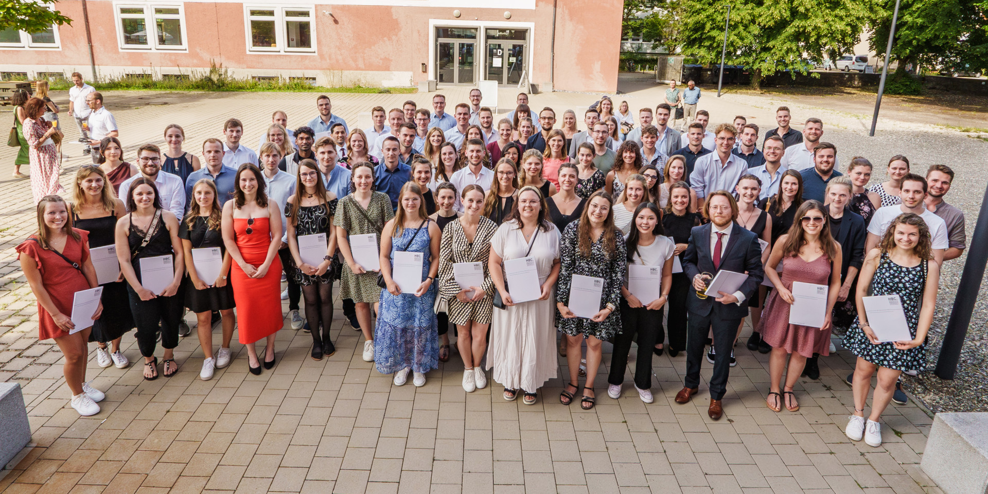 Großes Gruppenbild mit schick gekleideten Personen