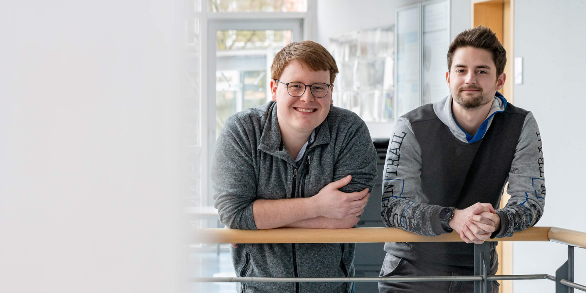 Die beiden Studierenden Julian Bott und Armin Bendel in den Räumlichkeiten des Studiengangs Energie-Ingenieurwesen