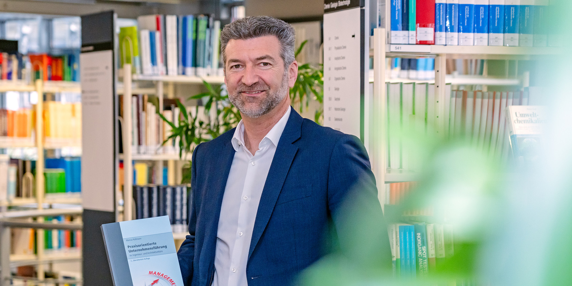 Prof. Marcus Kollmann präsentiert sein Werk "Praxisorientierte Unternehmensführung im Ingenieur- und Architekturbüro" in der Bibliothek der Hochschule