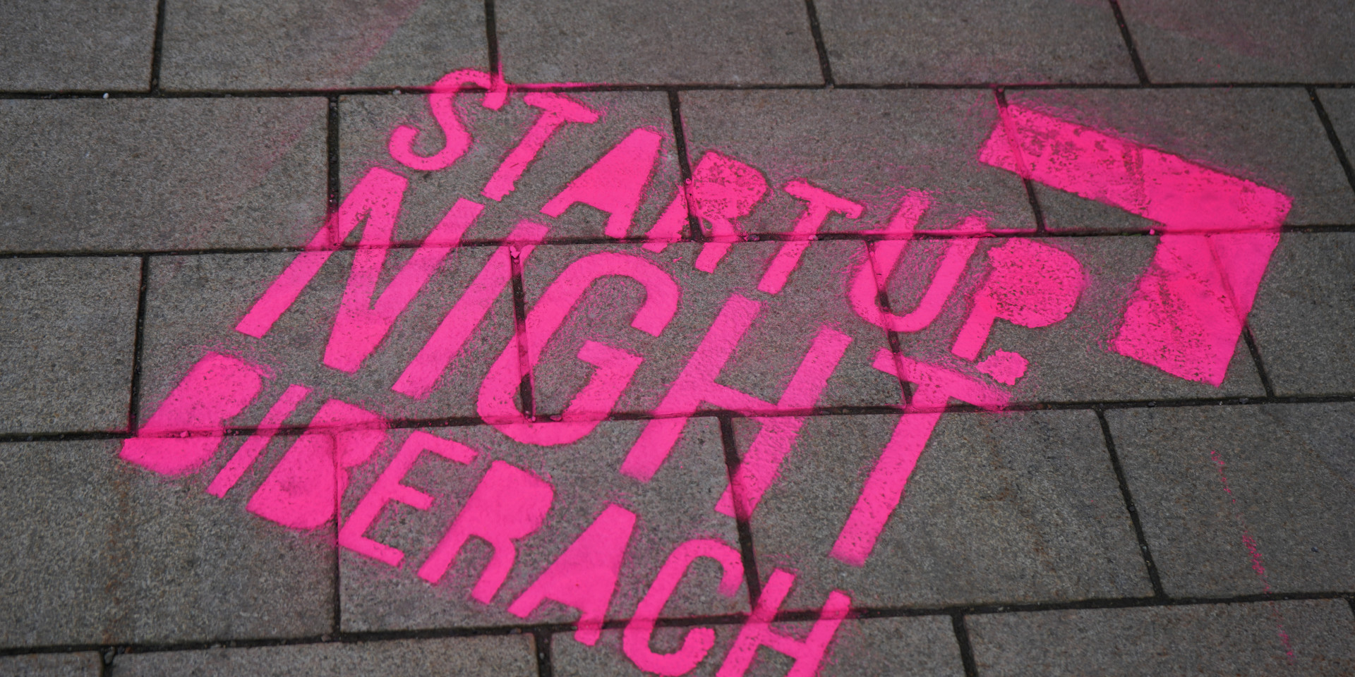 Schriftzug Startup Night Biberach in pink auf der Straße