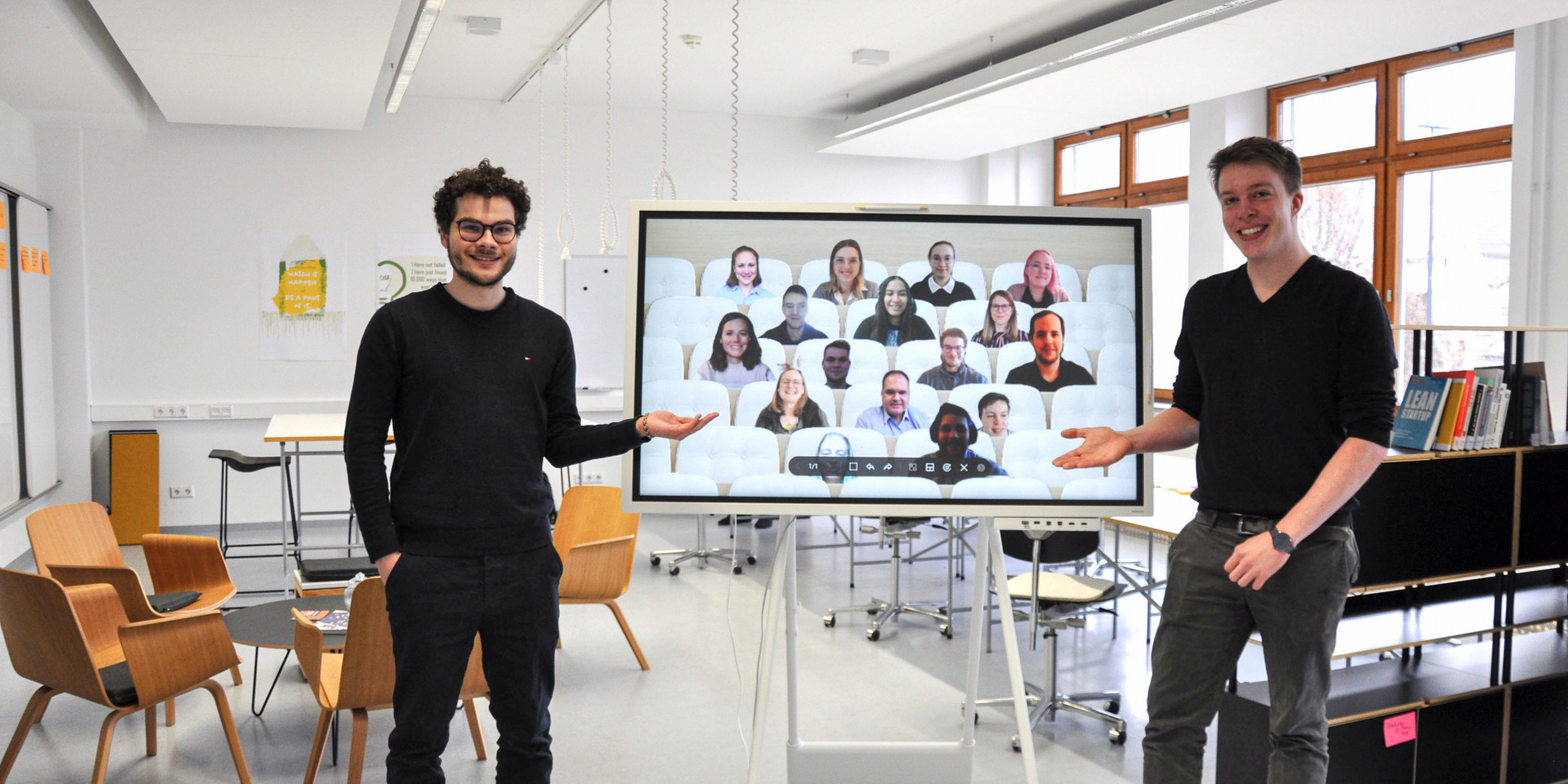 Zwei Studenten vor einem Whiteboard