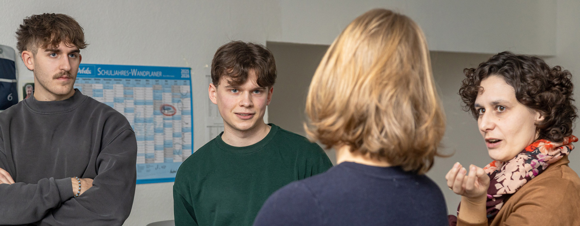 Schüler und Lehrerinnen diskutieren im KI-Barcamp