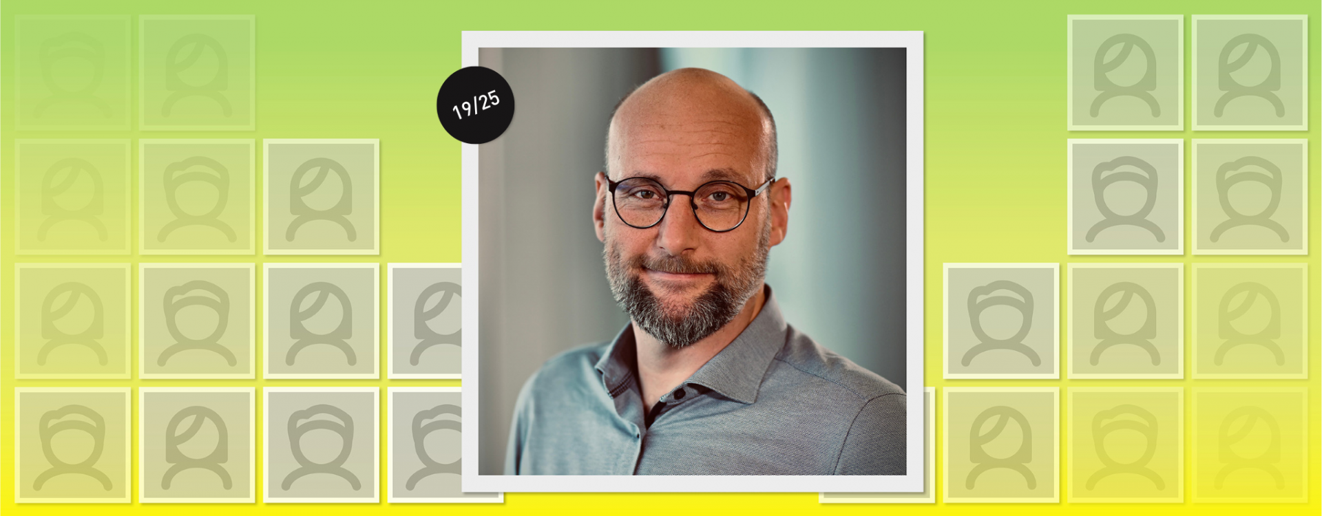 Mann im Porträt vor grün-gelbem Hintergrund