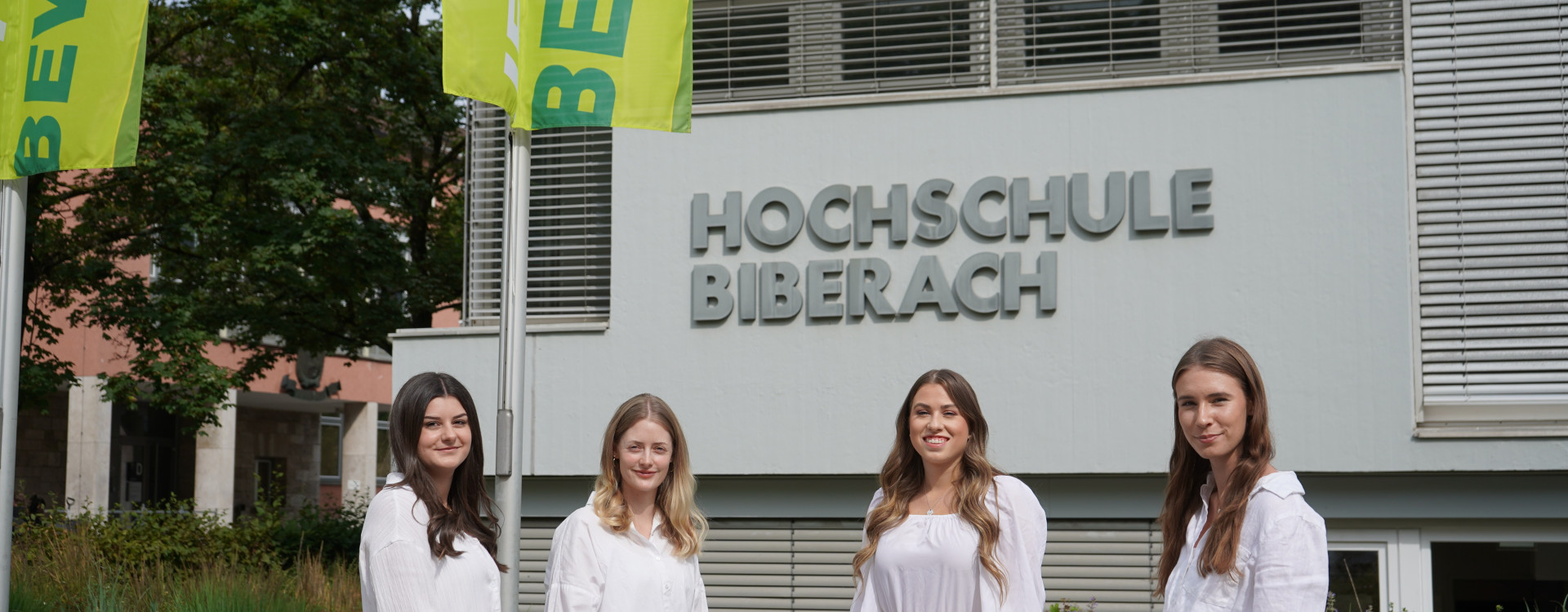 Vier Frauen vor HBC-Gebäude