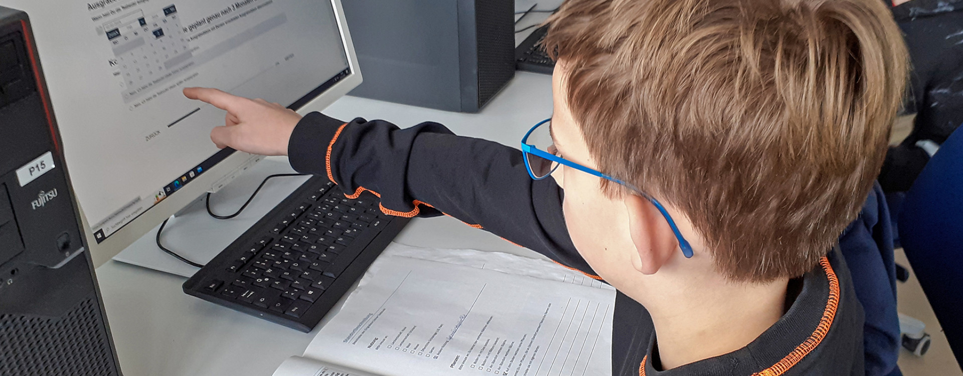 Kinder vor Computer übermitteln Ergebnisse Ihrer Bodenauswertung online