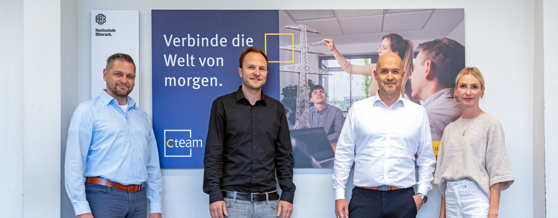 Vertreter Cteam und Hochschule vor der neuen Hörsaaltafel