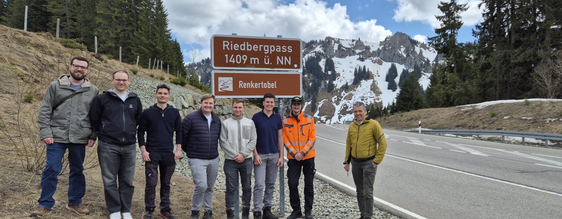 Studierende stehen vor dem Schild des Riedbergpass