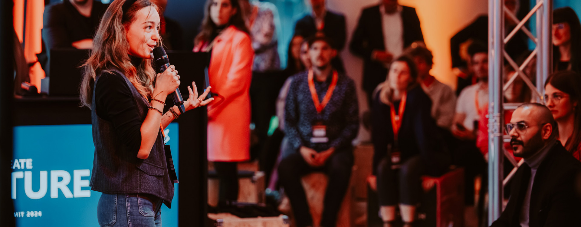 Eine Frau steht auf einer Bühne und präsentiert