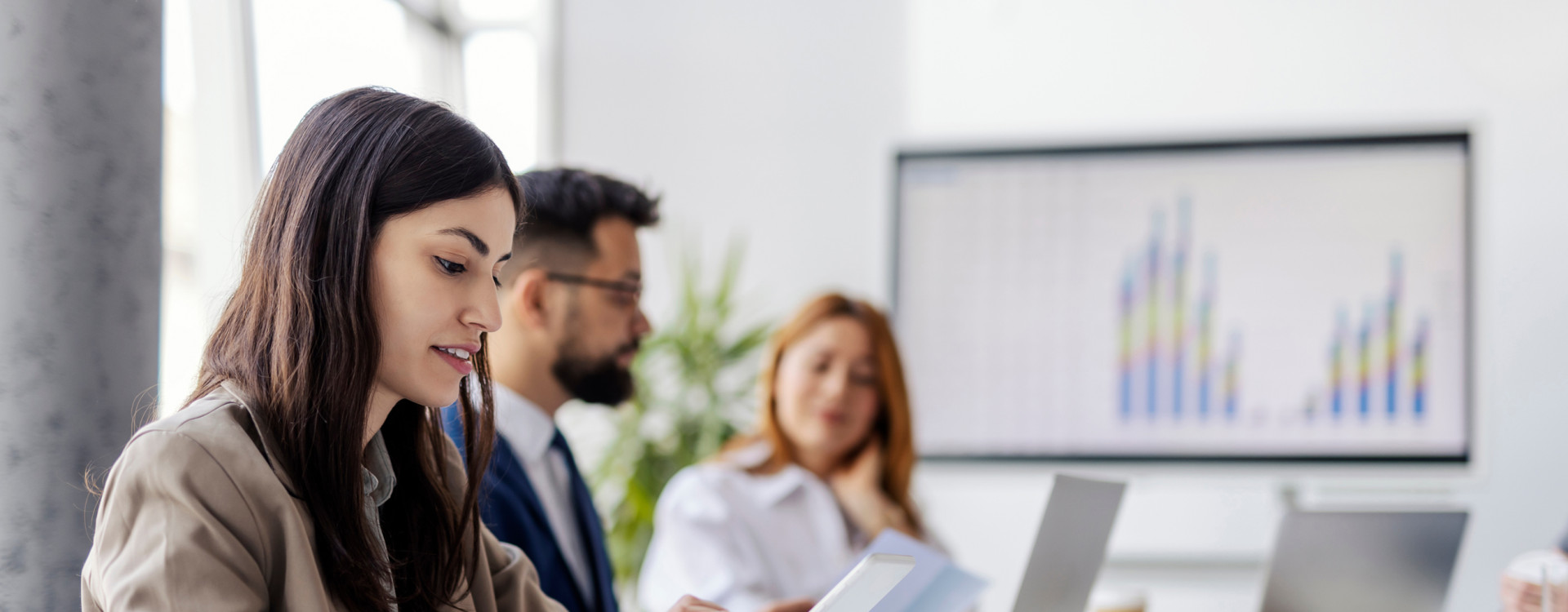 Eine Frau liest etwas