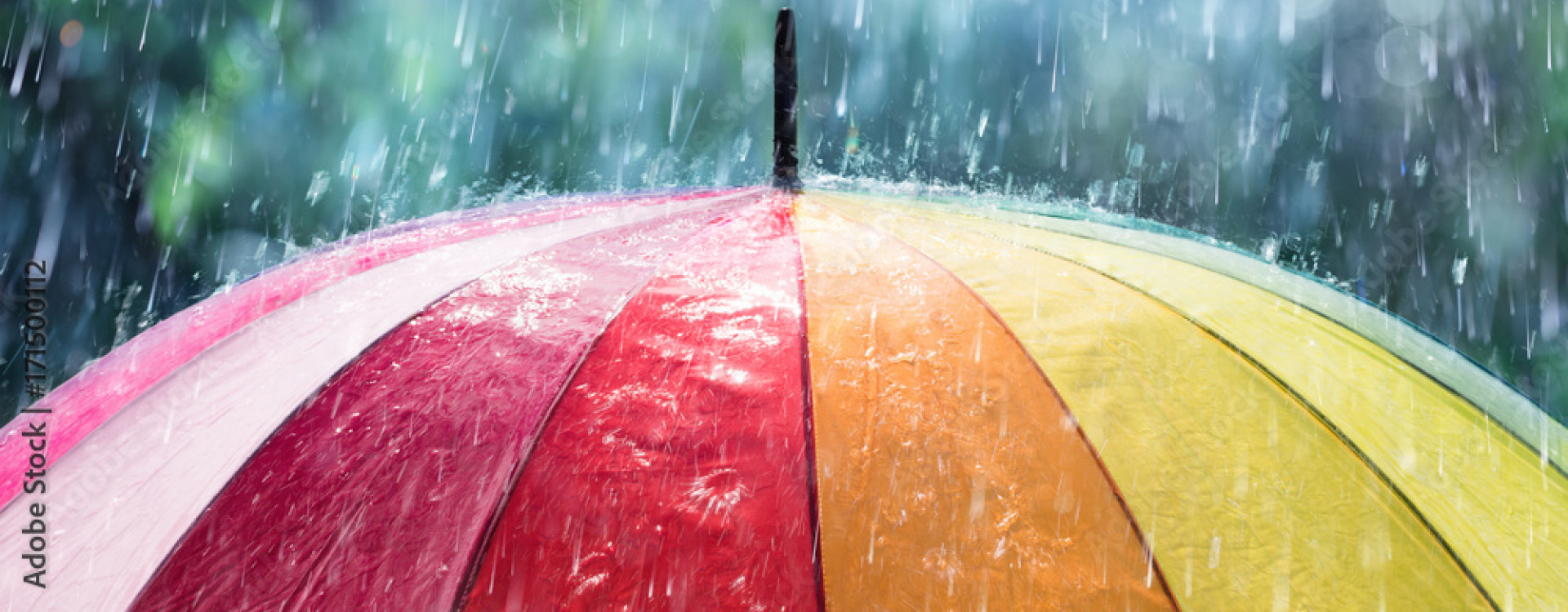 Bunter Regenschirm mit Regentropfen