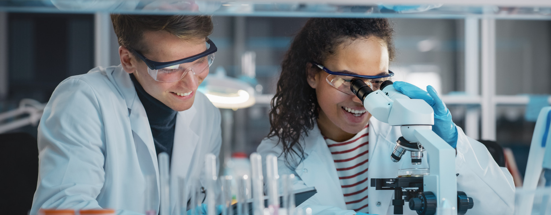 Ein Mann und eine Frau stehen im Labor