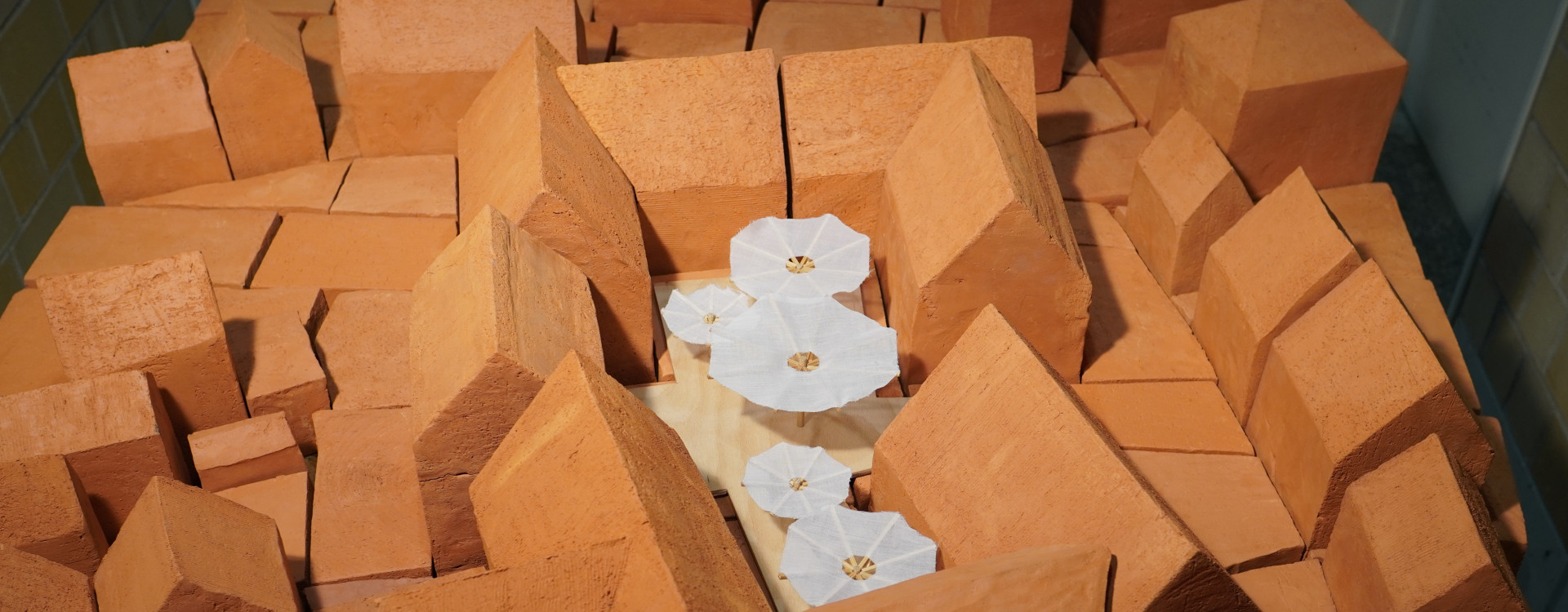 Entwurf von Gebäudedraufsicht mit Schirmen in der Mitte