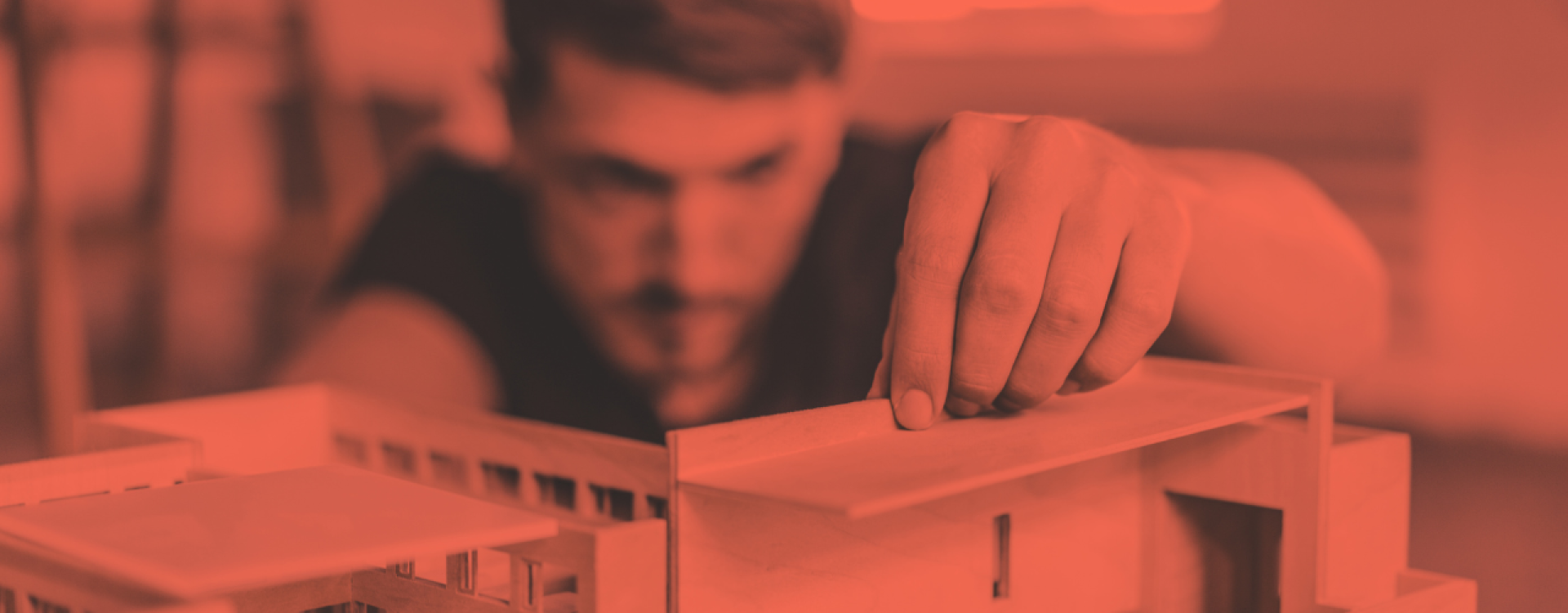 Student arbeitet an Modelhaus