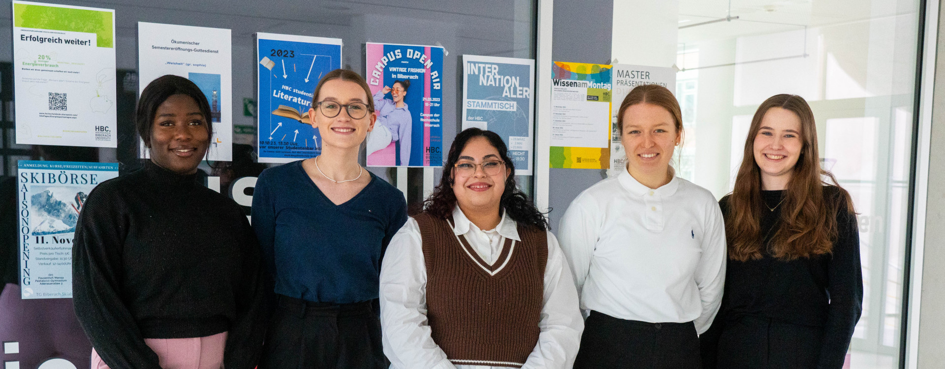 Fünf Studentinnen stehend