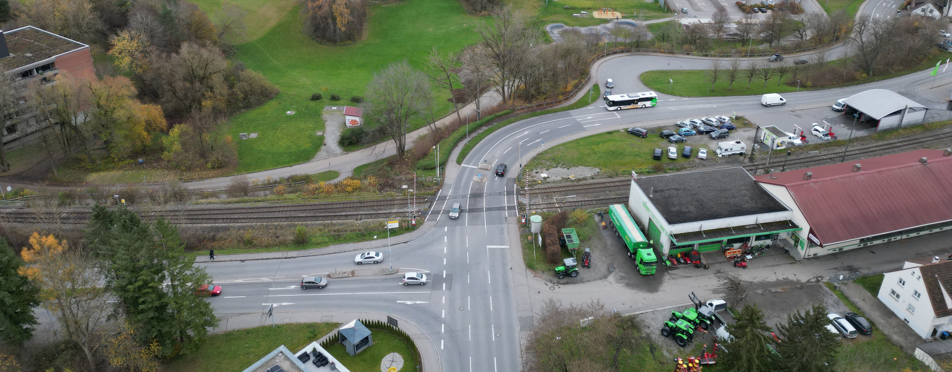 Drohnenaufnahme vom Bahnübergang in Bad Waldsee (BW)