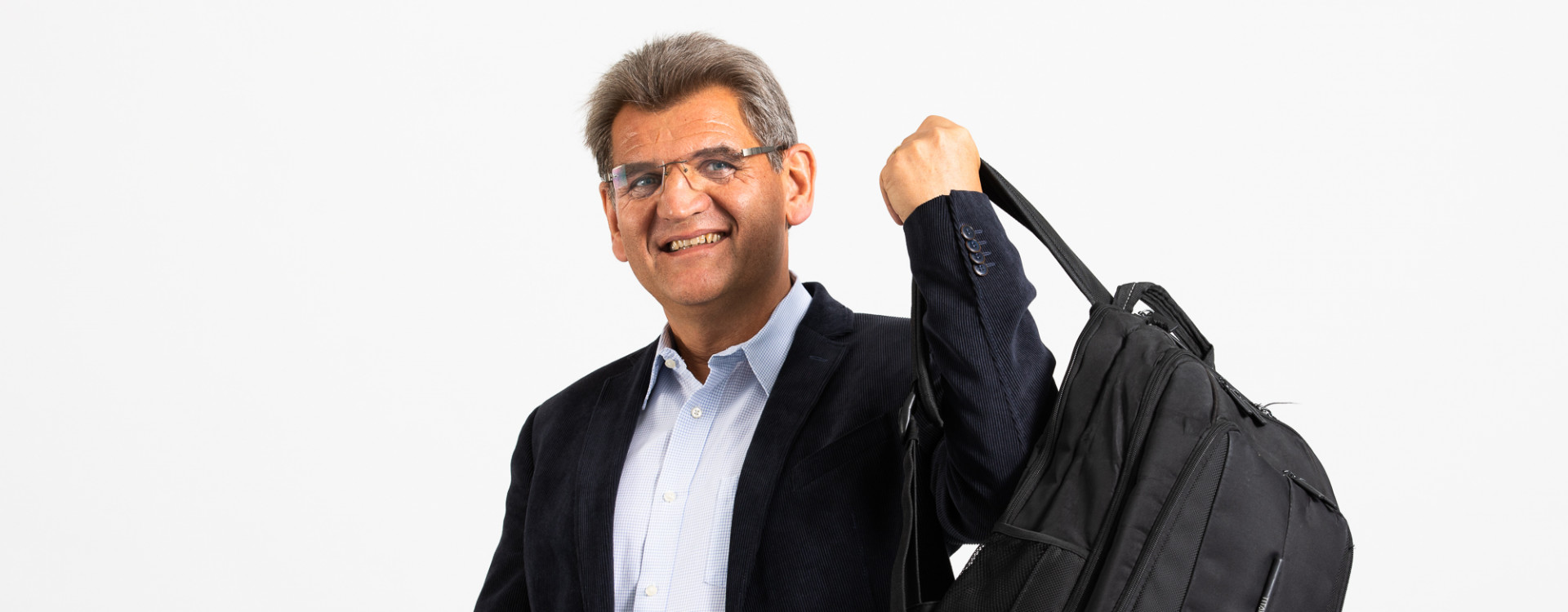 Mann schwingt Rucksack über seinen Rücken