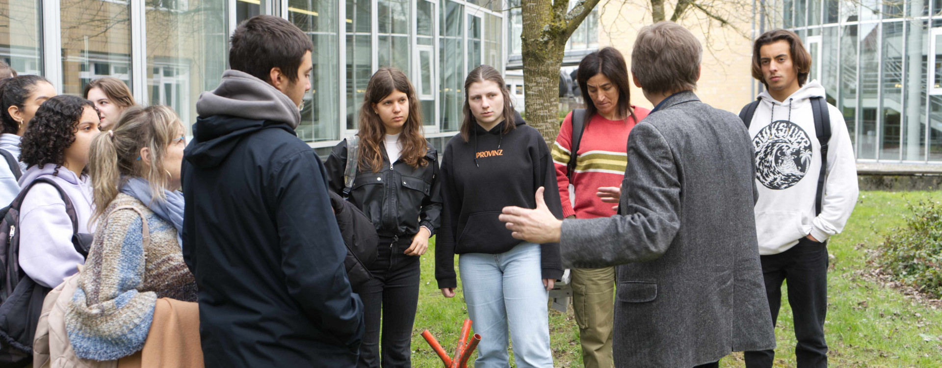Schüler*innen auf Wiese bei Geothermietestfeld
