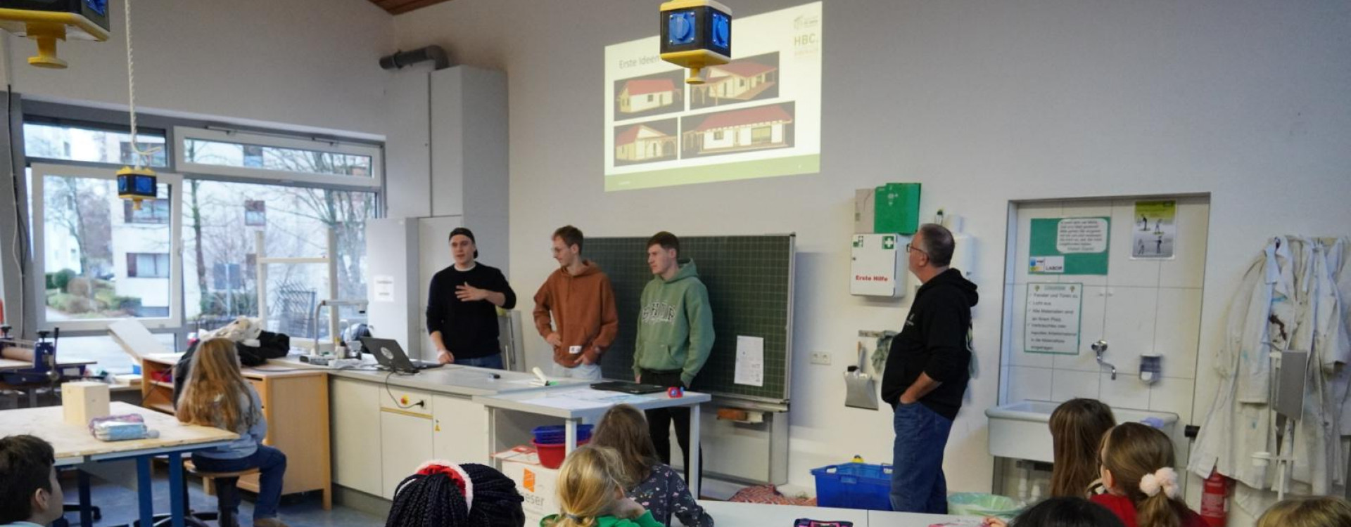 Kinder sitzen in der Schule und planen ein Gebäude