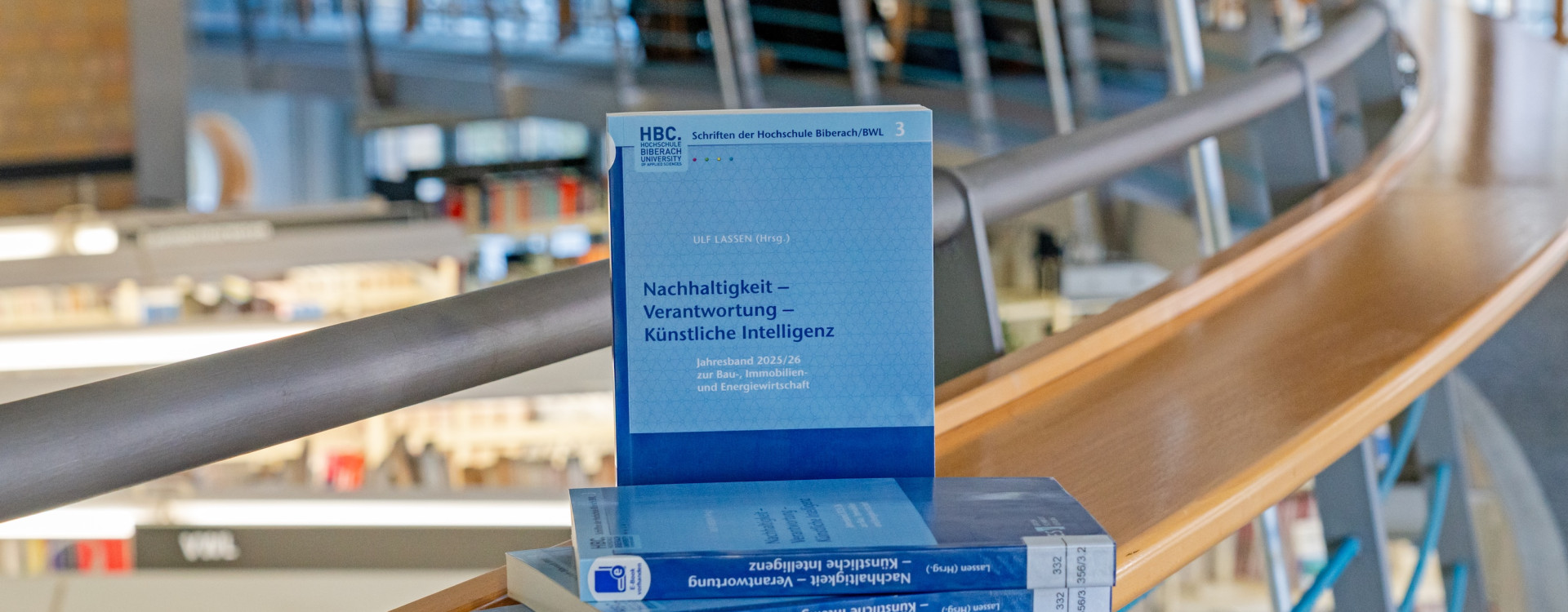 Buch mit blauem Umschlag