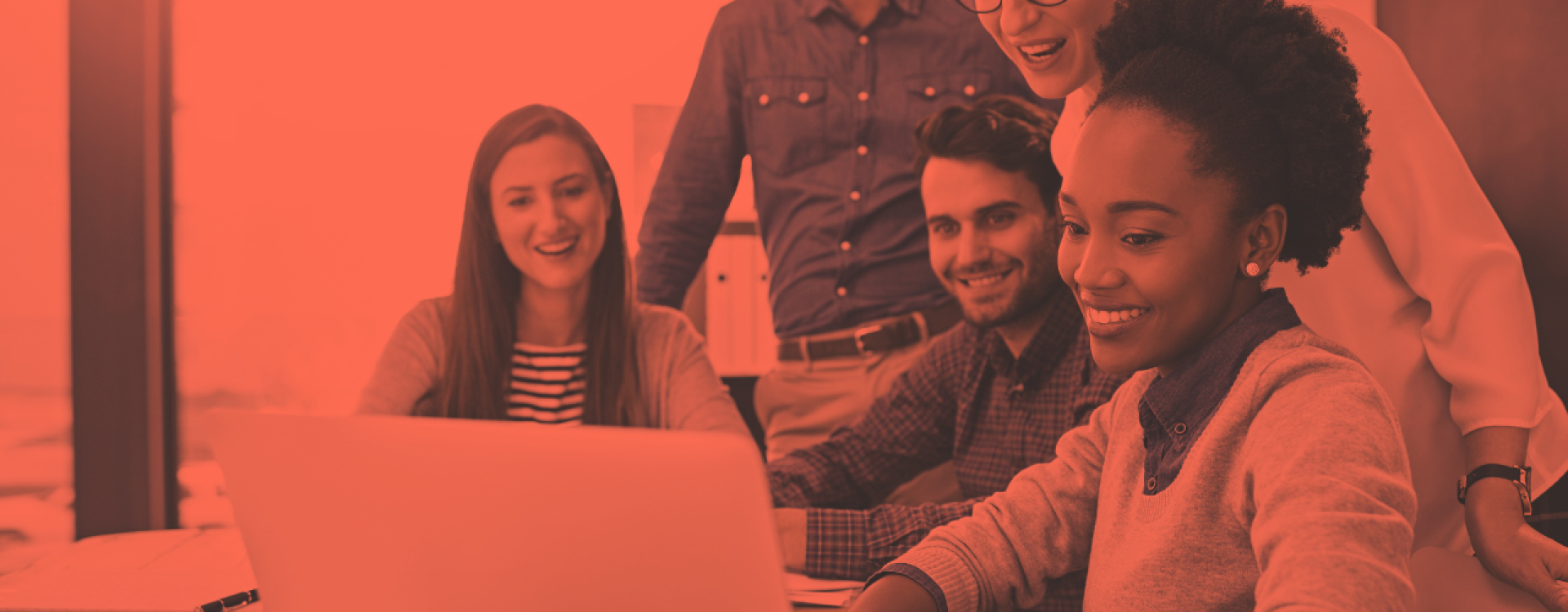 Personen arbeiten an Laptop