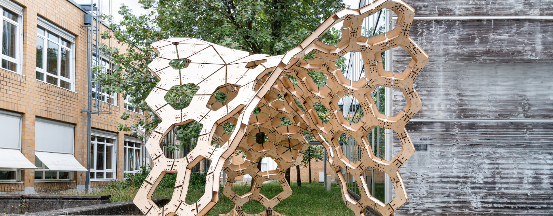 Pavillon aus zusammengesteckten Holzelementen