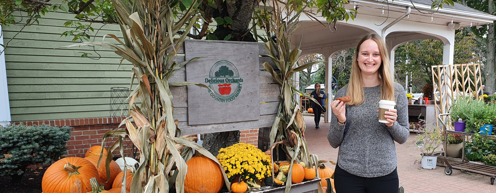 Junge Frau vor einem Kürbisstand in Amerika