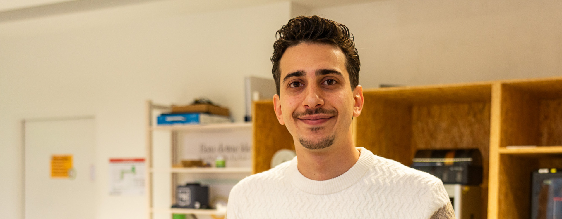 Student steht in einer Werkstatt