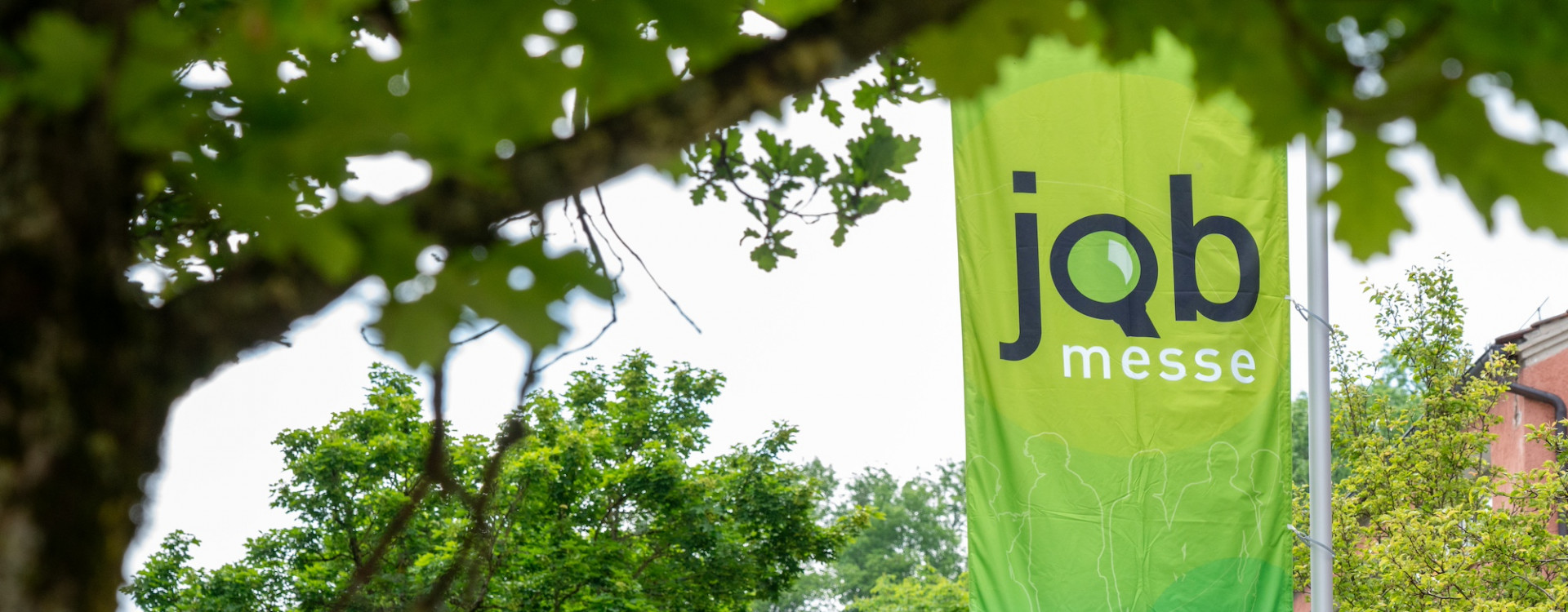 Grüne Flagge mit Aufschrift Jobmesse