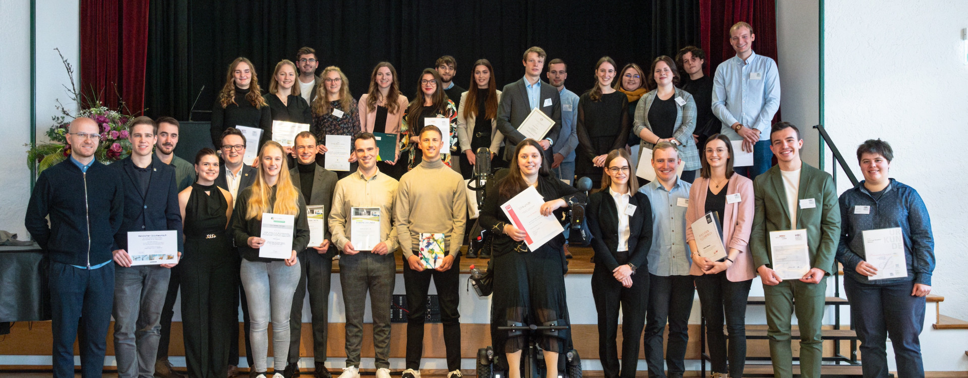 Gruppenbild mit Studierenden, stehend