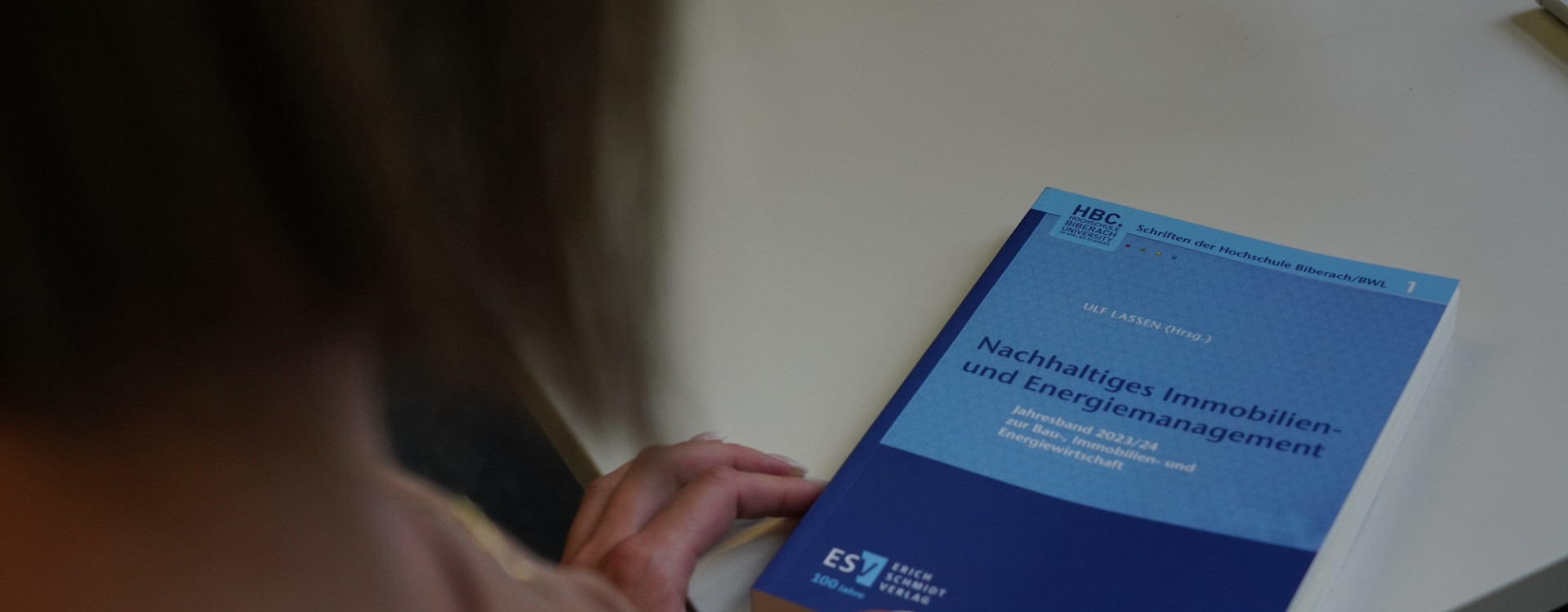 Ein blaues Buch liegt auf einem Tisch