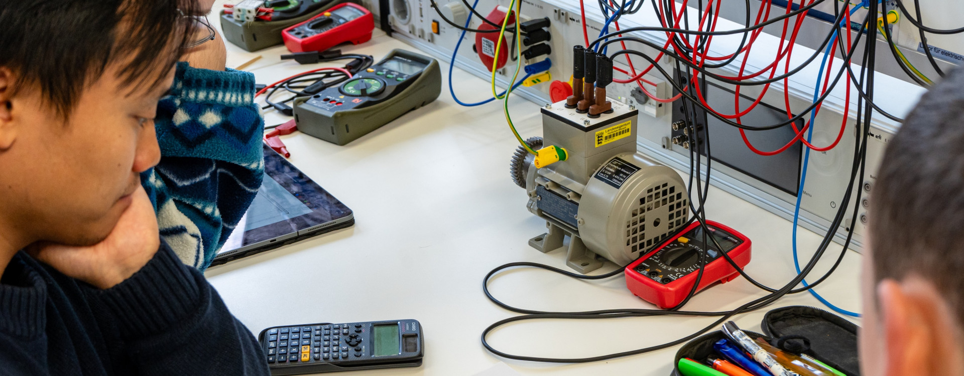 Zwei junge Männer sitzen an einem Tisch