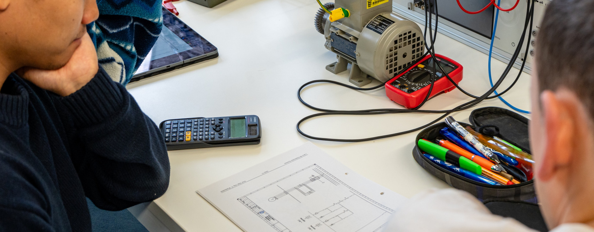 Zwei junge Männer sitzen an einem Tisch