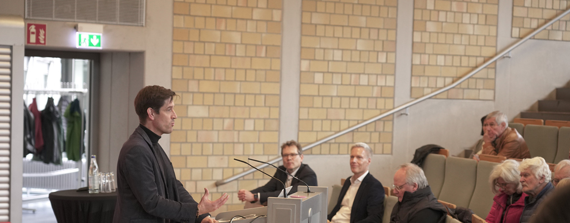 Ein Mann hält einen Vortrag