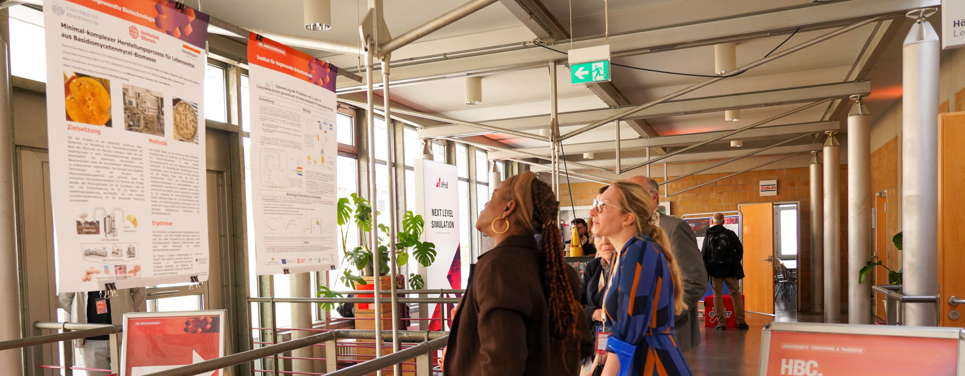 Zwei Frauen stehen vor Plakaten