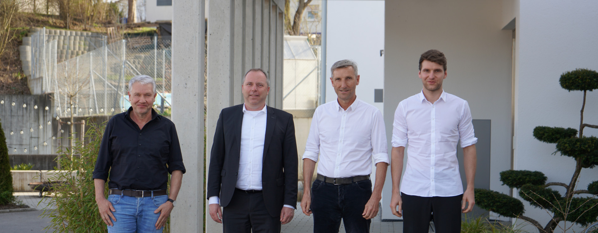 Gruppenfoto vor dem Unternehmenssitz der Grimm GmbH