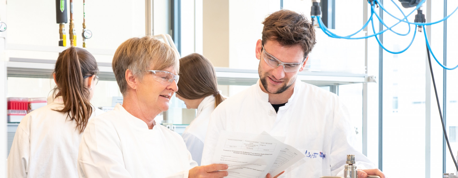 Zwei Personen stehen im Labor