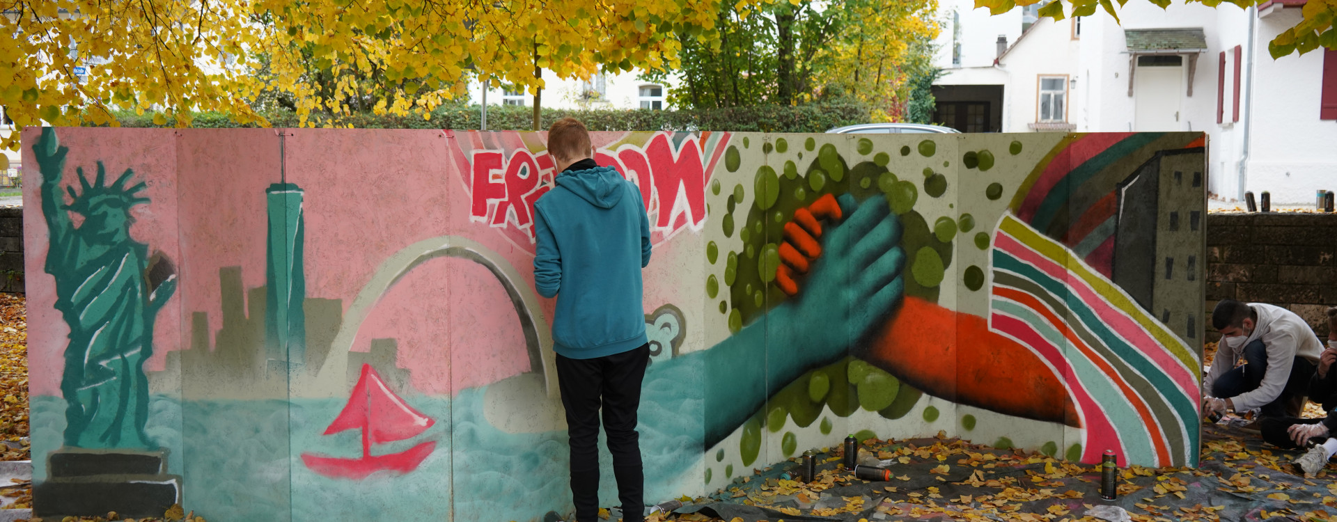 Mann von hinten beim Graffiti sprühen