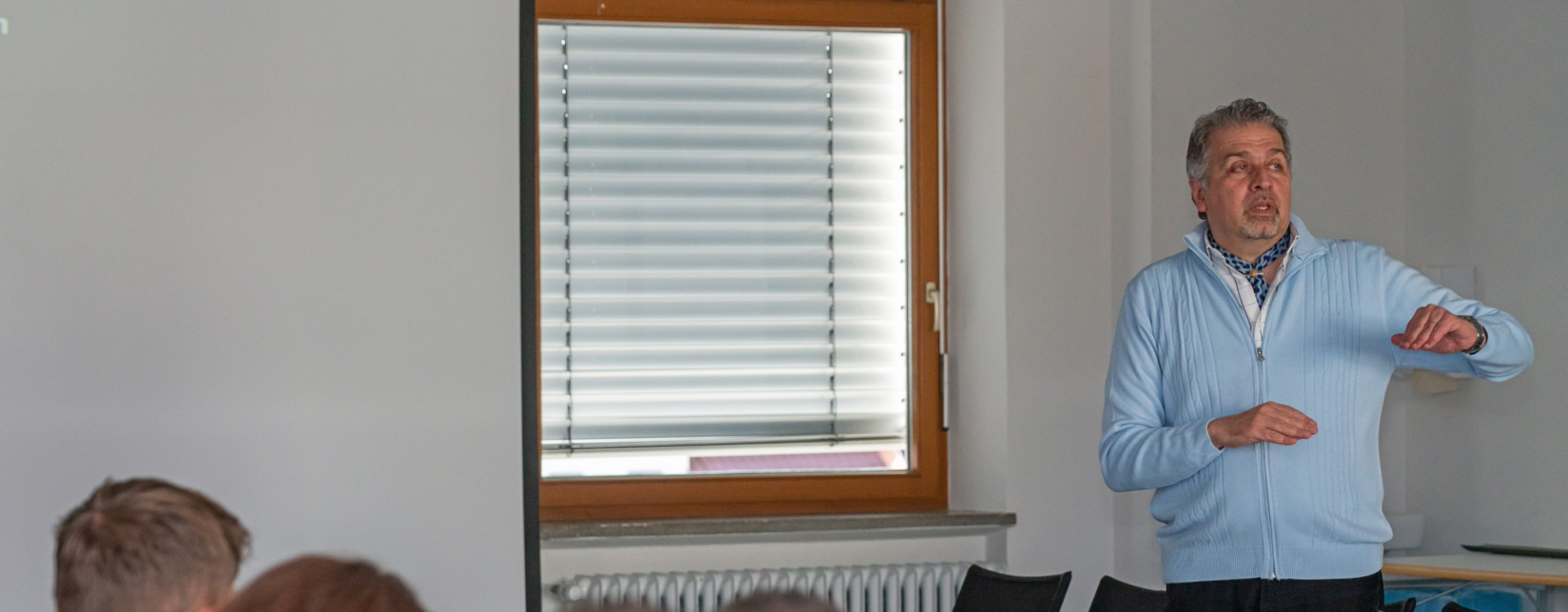 Prof. vor Studierenden