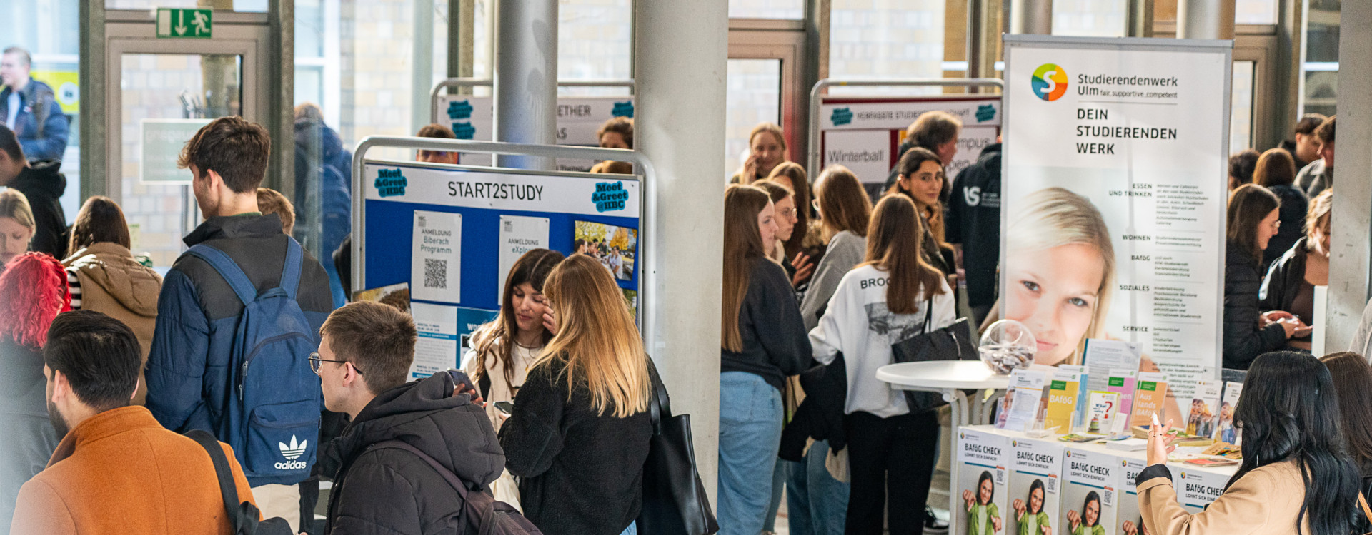 Studierende in Halle bei Infoständen