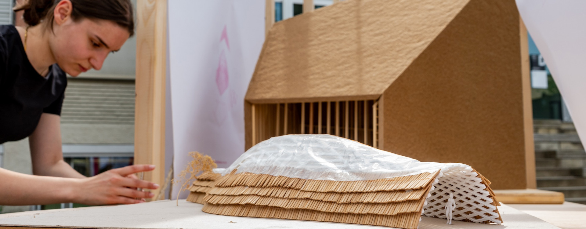 Miniaturgebäude gebaut aus Rohrkolben