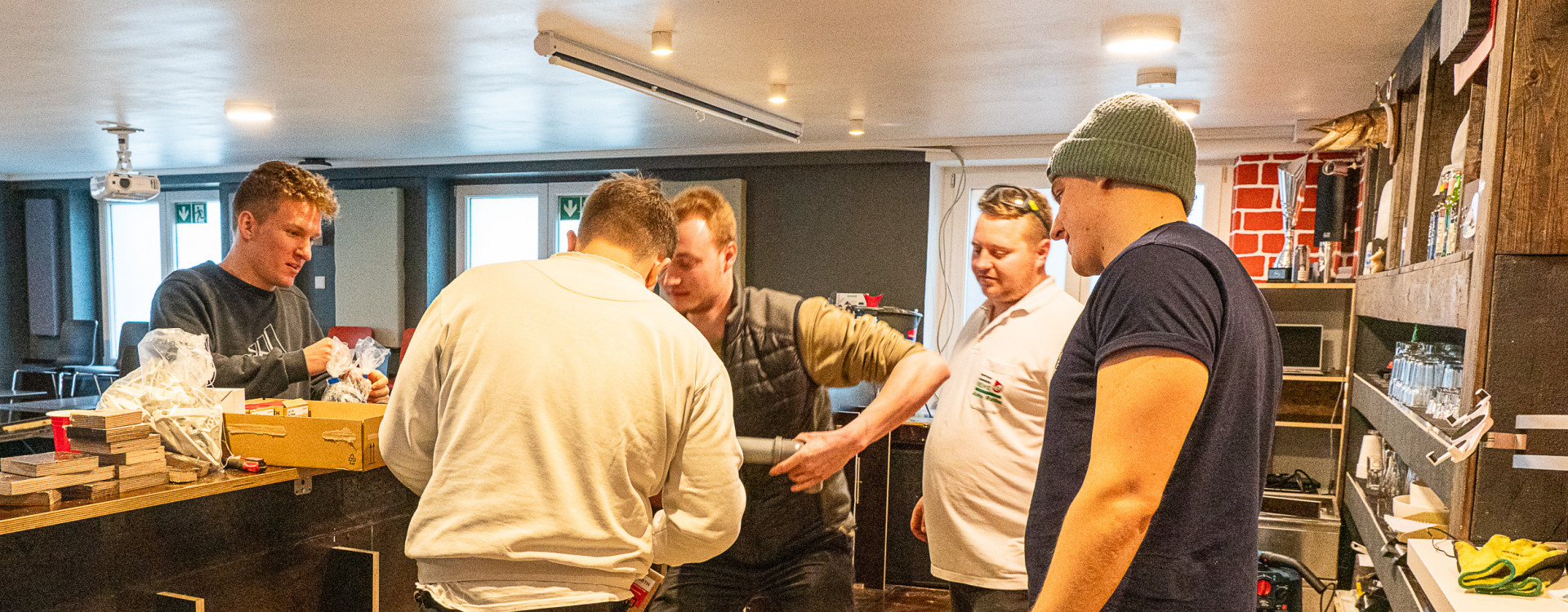 Fünf Männer in einer Kneipe, die die Theke ausbauen