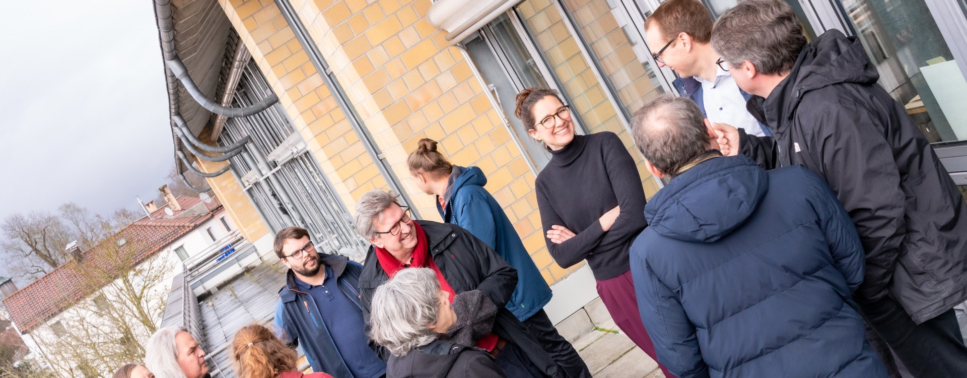 viele Personen bei einem Gruppenfoto