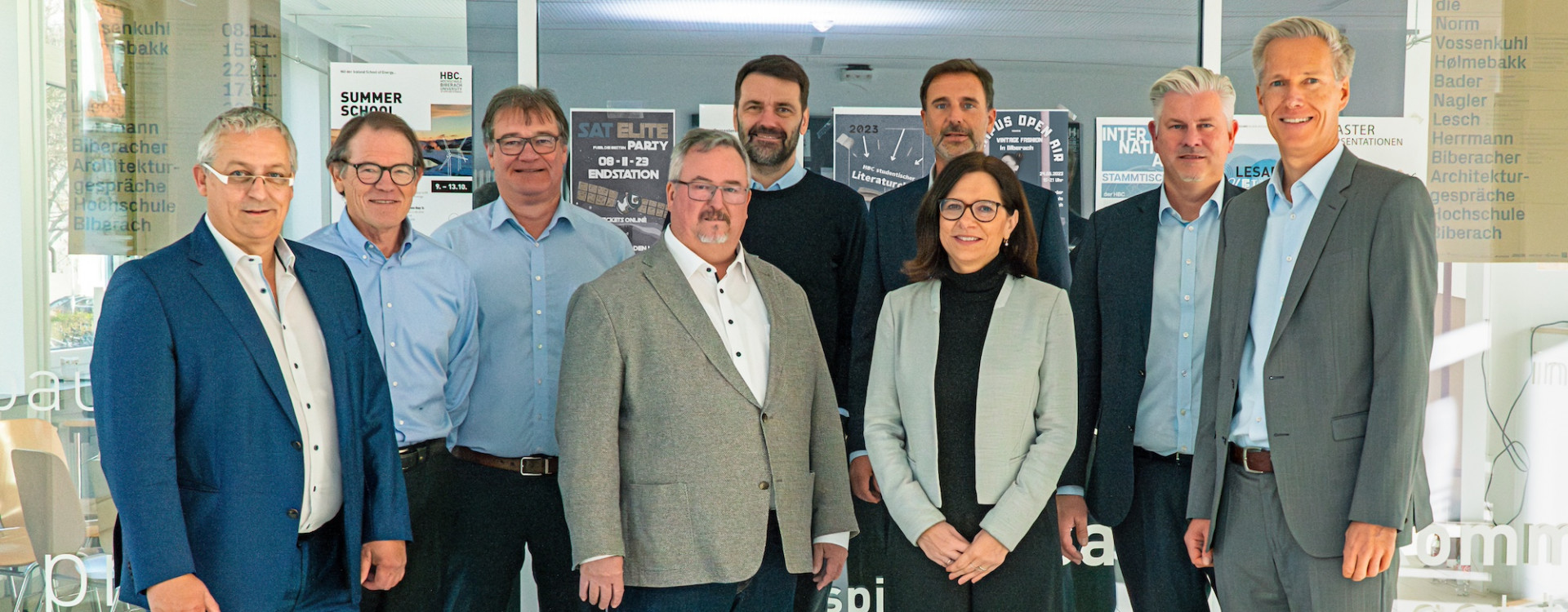 Menschen bei Gruppenbild, stehend