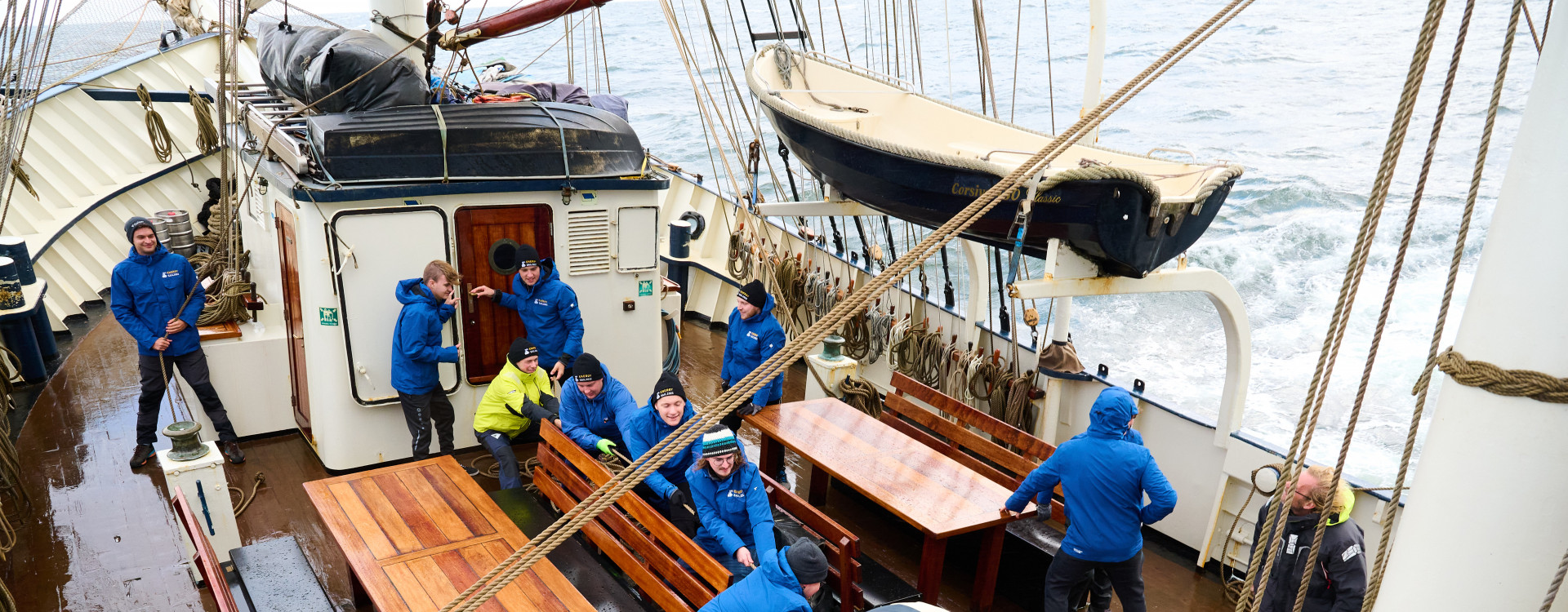 Menschen beim Segeln