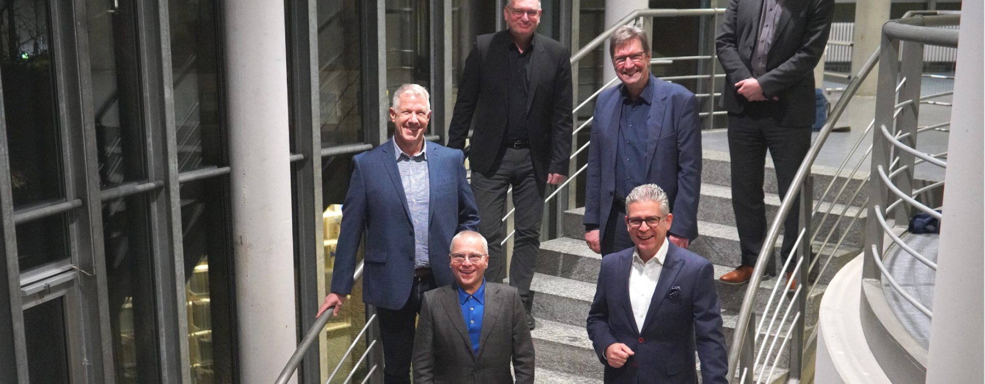 die Mitglieder des Kuratoriums stehen für ein Gruppenbild auf einer Treppe, darunter Landrat, Oberbürgermeister, ein Vertreter der IHK, Kanzler und Rektor