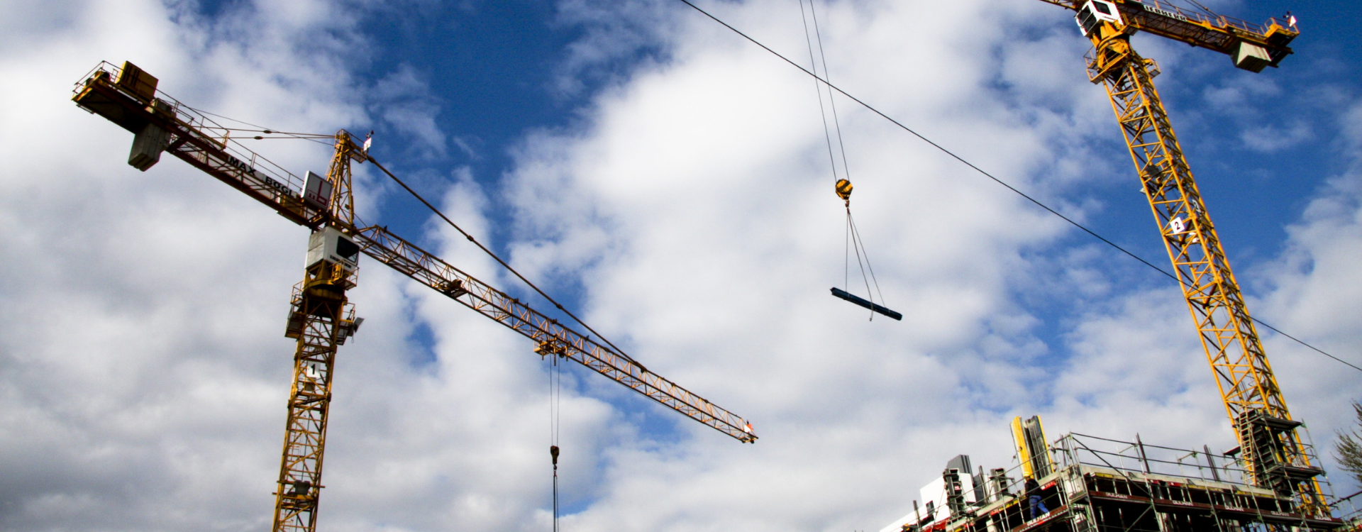 Baustelle mit Blick in Himmel