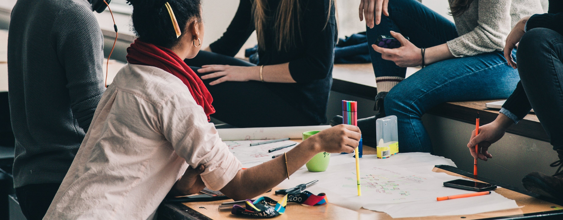 Studierende arbeiten in einer Gruppe am Tisch