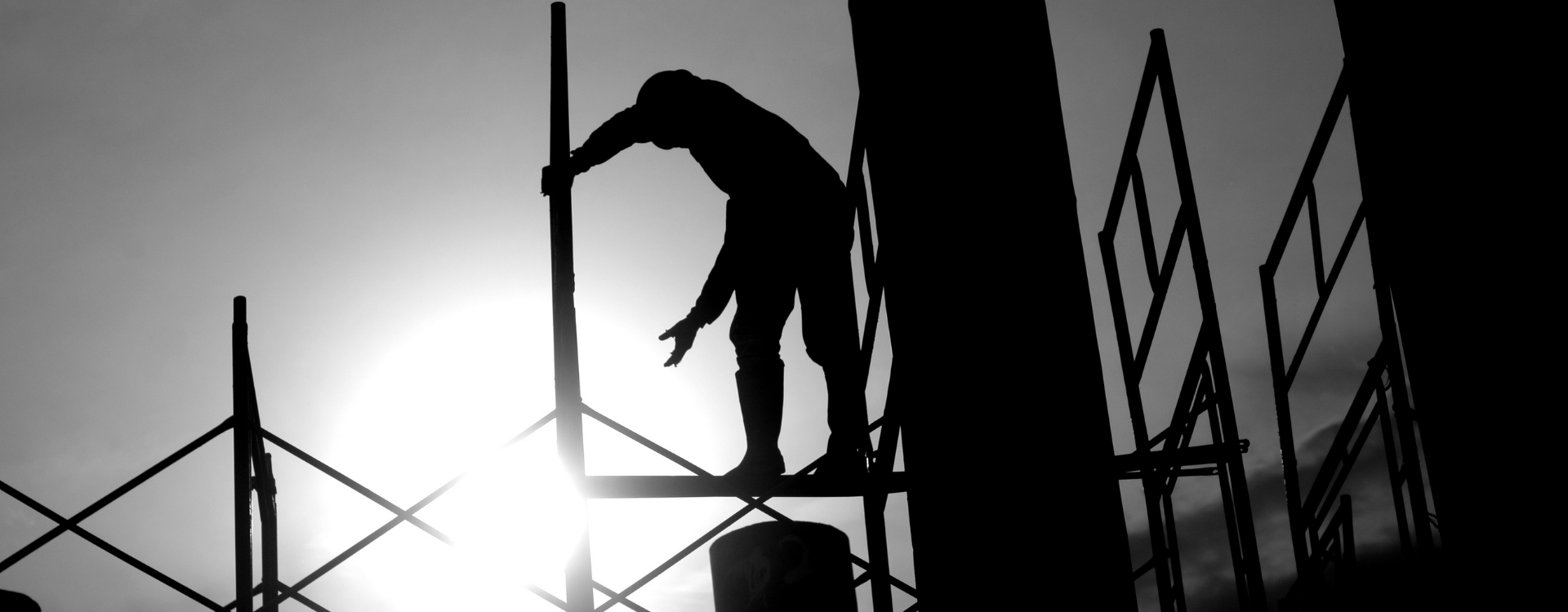 Arbeiter im Gegenlicht auf Baustelle
