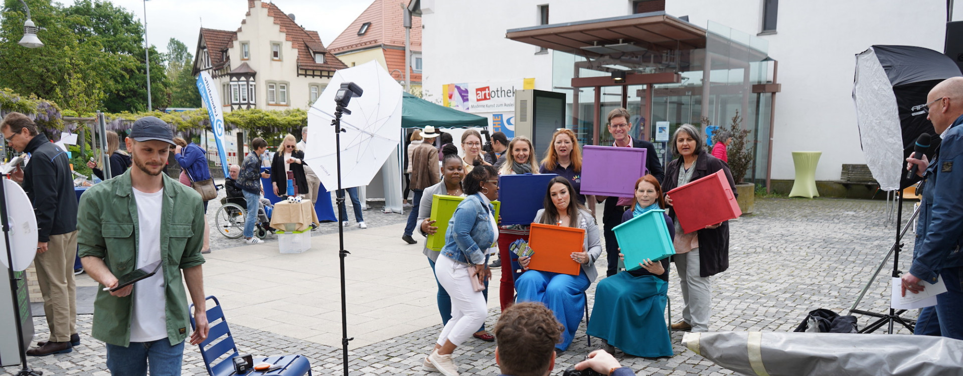 Viele Menschen auf Marktplatz